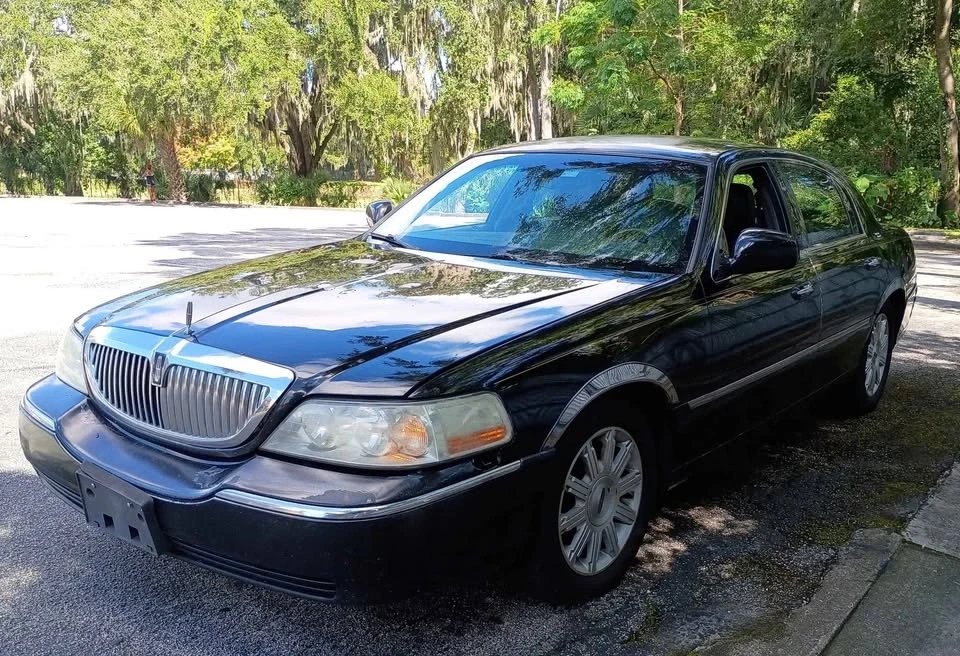 2011 Lincoln Town Car - Image 2 of 8
