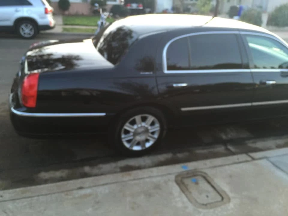 2011 Lincoln Town Car - Image 3 of 11