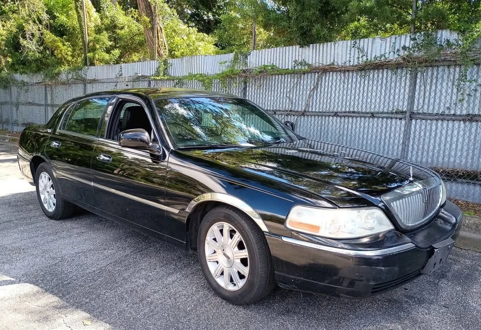 2011 Lincoln Town Car - Image 4 of 8