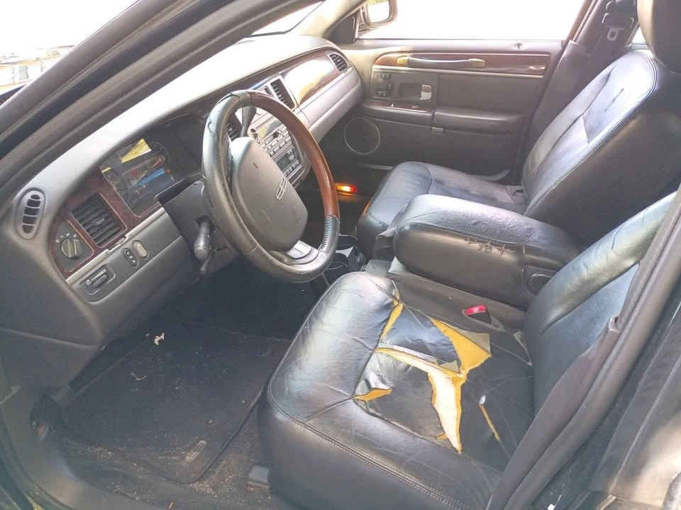 2011 Lincoln Town Car - Image 8 of 8