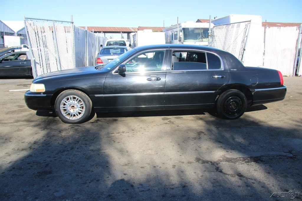 2011 Lincoln Town Car - Image 3 of 21
