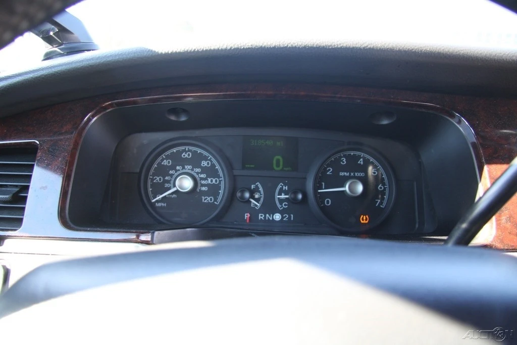 2011 Lincoln Town Car - Image 14 of 21