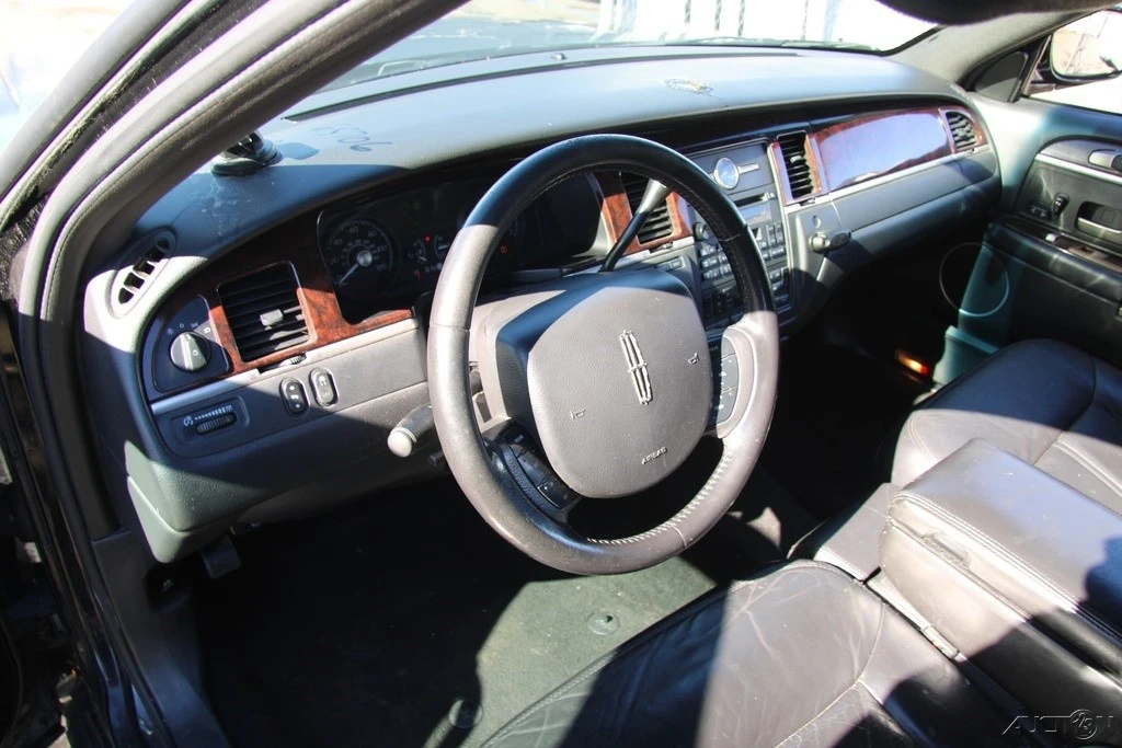 2011 Lincoln Town Car - Image 13 of 21