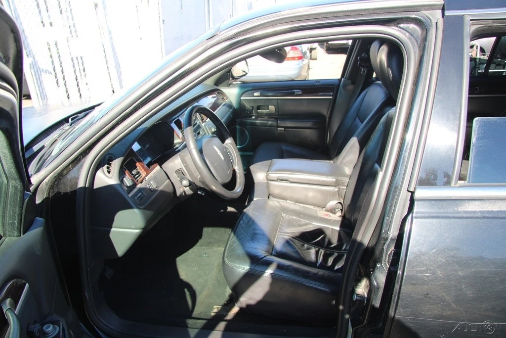 2011 Lincoln Town Car - Image 12 of 21