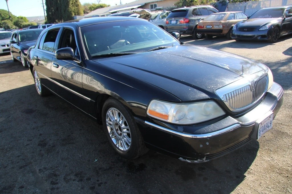 2011 Lincoln Town Car - Image 8 of 21