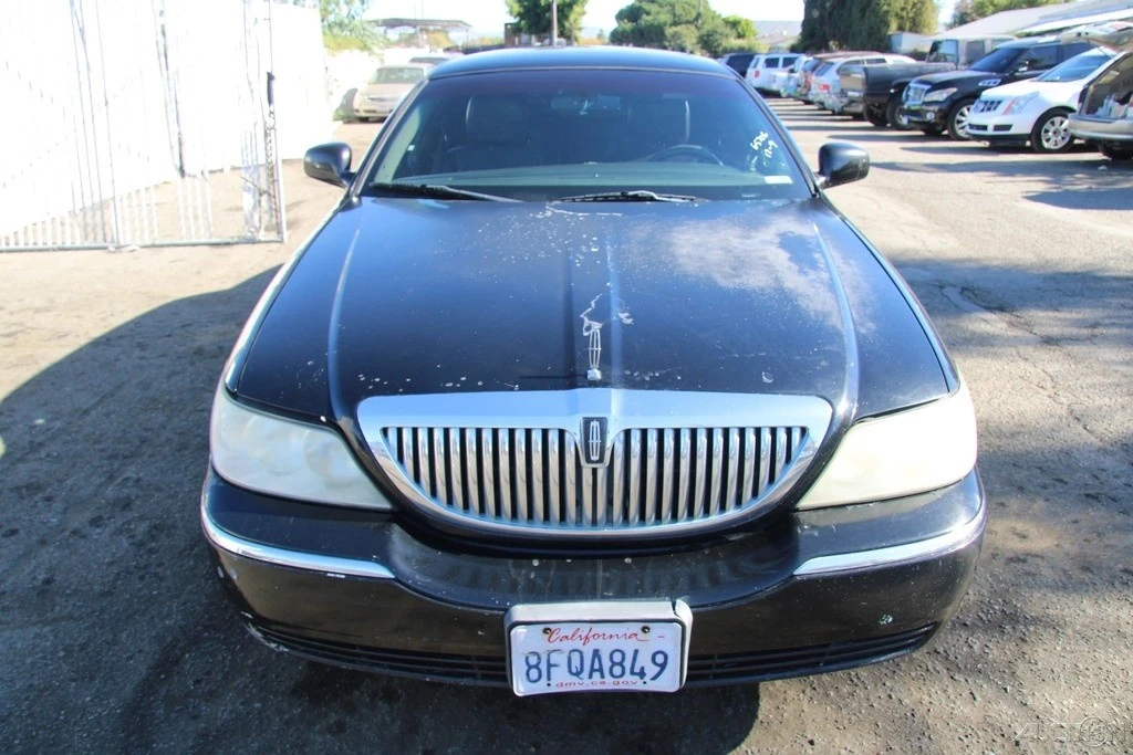 2011 Lincoln Town Car - Image 9 of 21