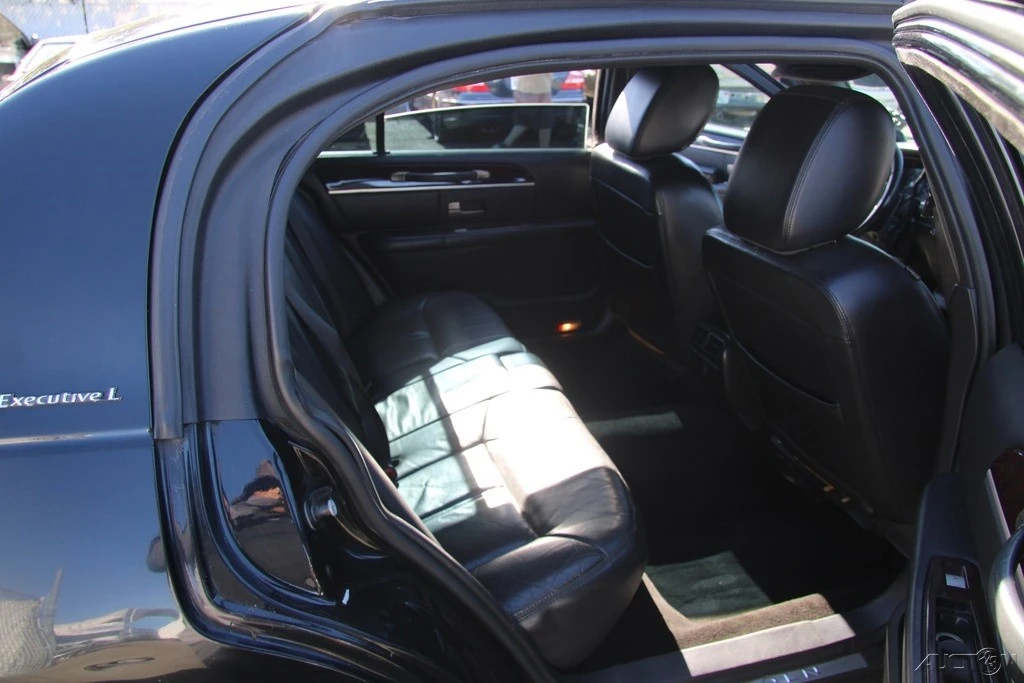 2011 Lincoln Town Car - Image 19 of 21