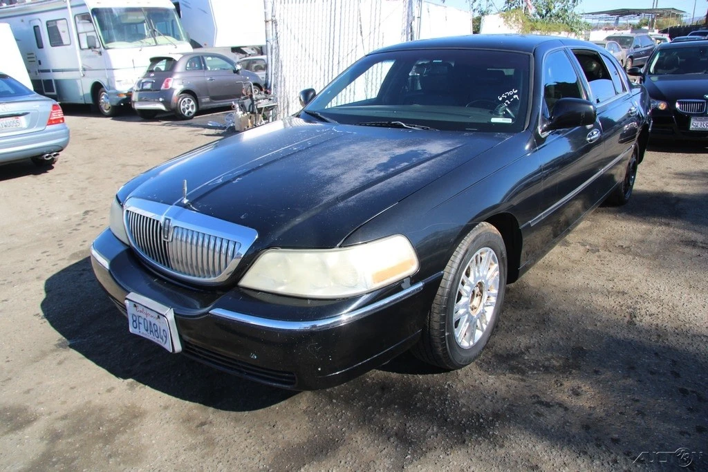 2011 Lincoln Town Car - Image 2 of 21