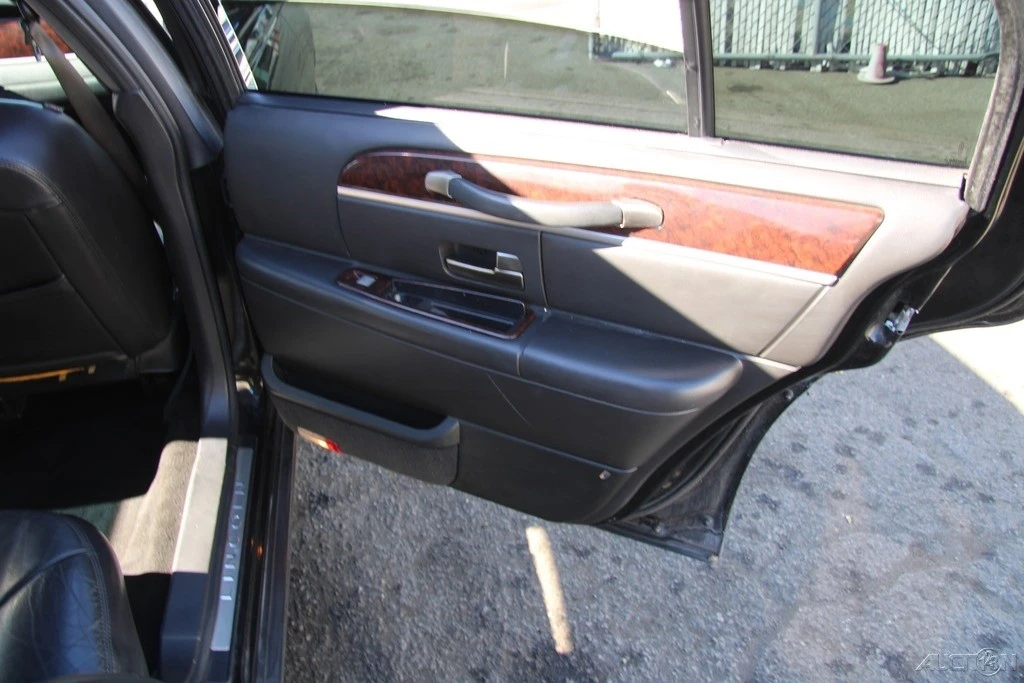 2011 Lincoln Town Car - Image 18 of 21