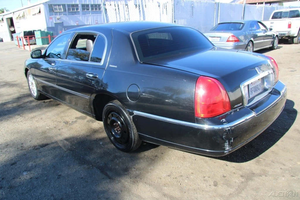 2011 Lincoln Town Car - Image 4 of 21