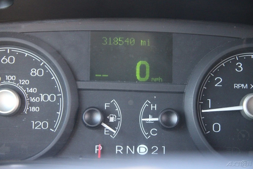 2011 Lincoln Town Car - Image 15 of 21