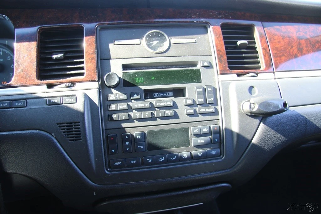 2011 Lincoln Town Car - Image 16 of 21