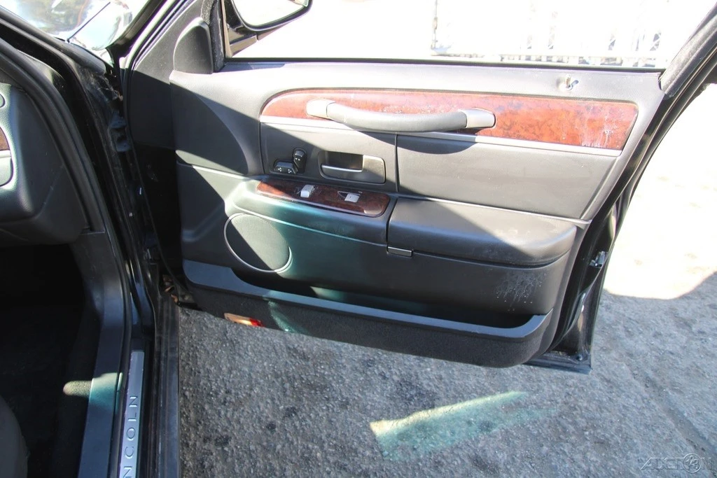 2011 Lincoln Town Car - Image 20 of 21