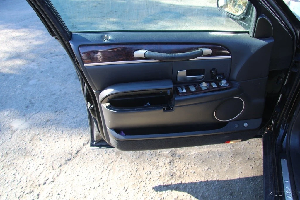 2011 Lincoln Town Car - Image 11 of 21