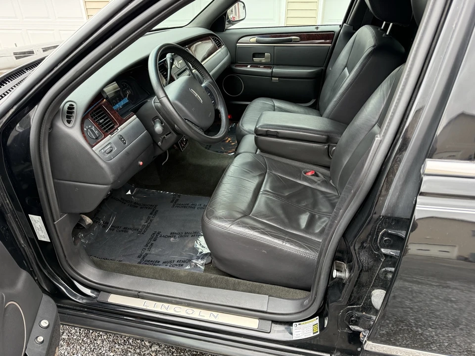 2011 Lincoln Town Car - Image 10 of 20