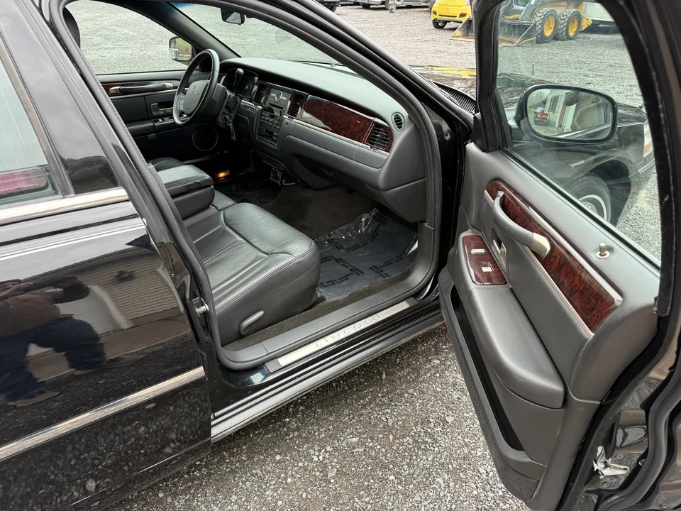 2011 Lincoln Town Car - Image 8 of 20