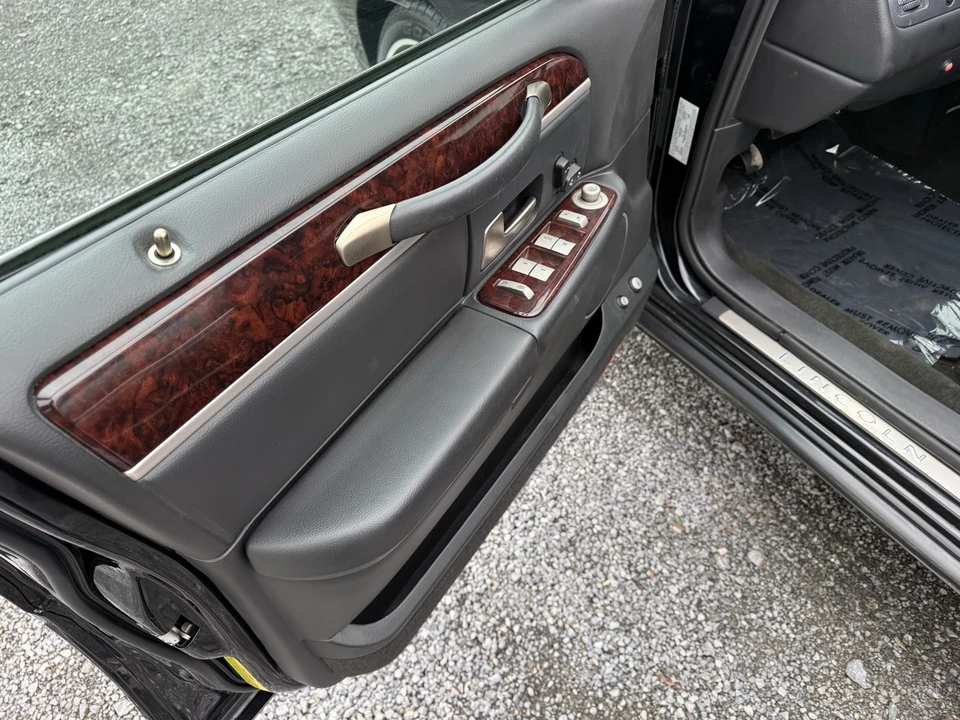 2011 Lincoln Town Car - Image 11 of 20