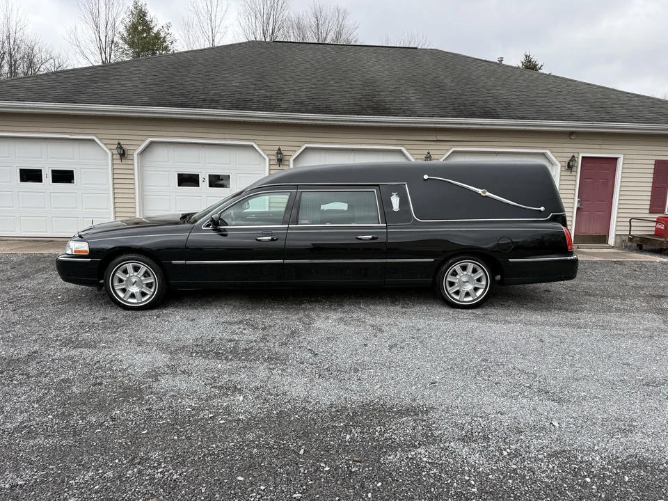 2011 Lincoln Town Car - Image 2 of 20
