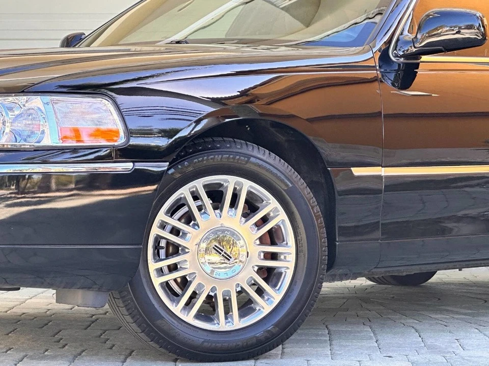 2011 Lincoln Town Car - Image 3 of 21
