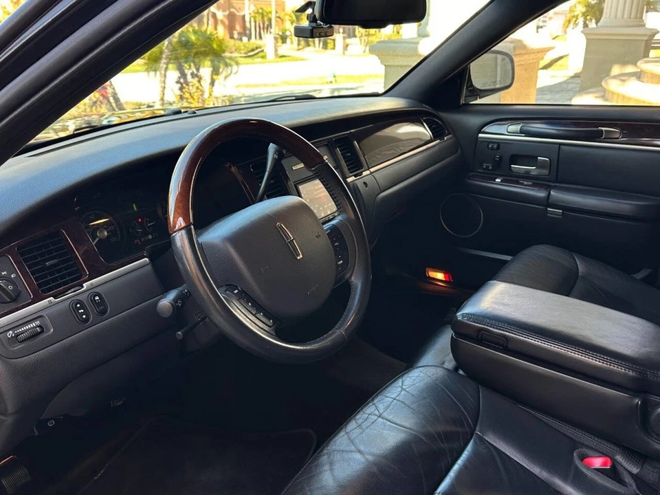 2011 Lincoln Town Car - Image 11 of 21