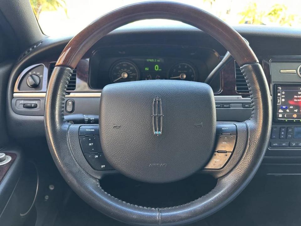 2011 Lincoln Town Car - Image 12 of 21