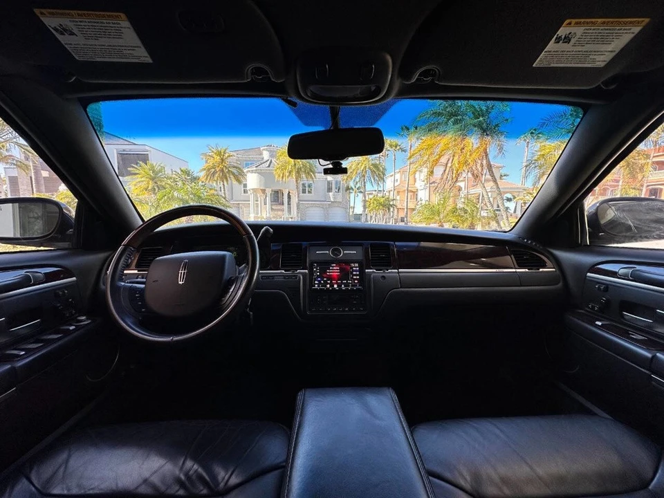 2011 Lincoln Town Car - Image 10 of 21