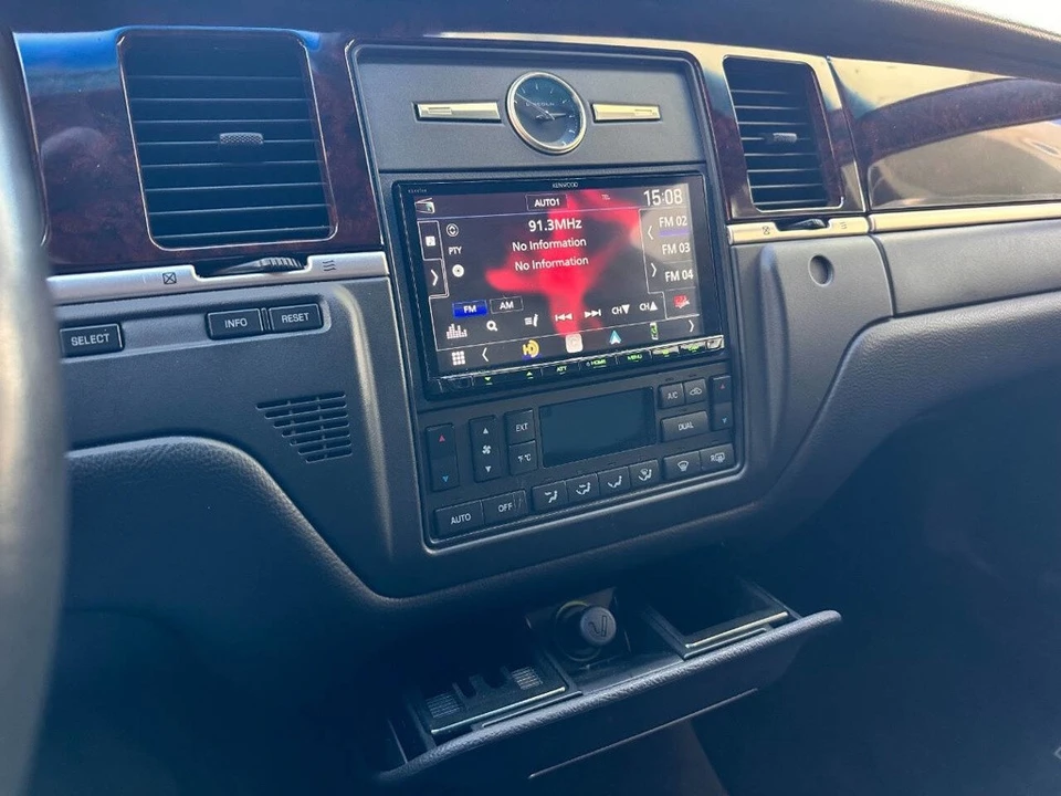 2011 Lincoln Town Car - Image 18 of 21