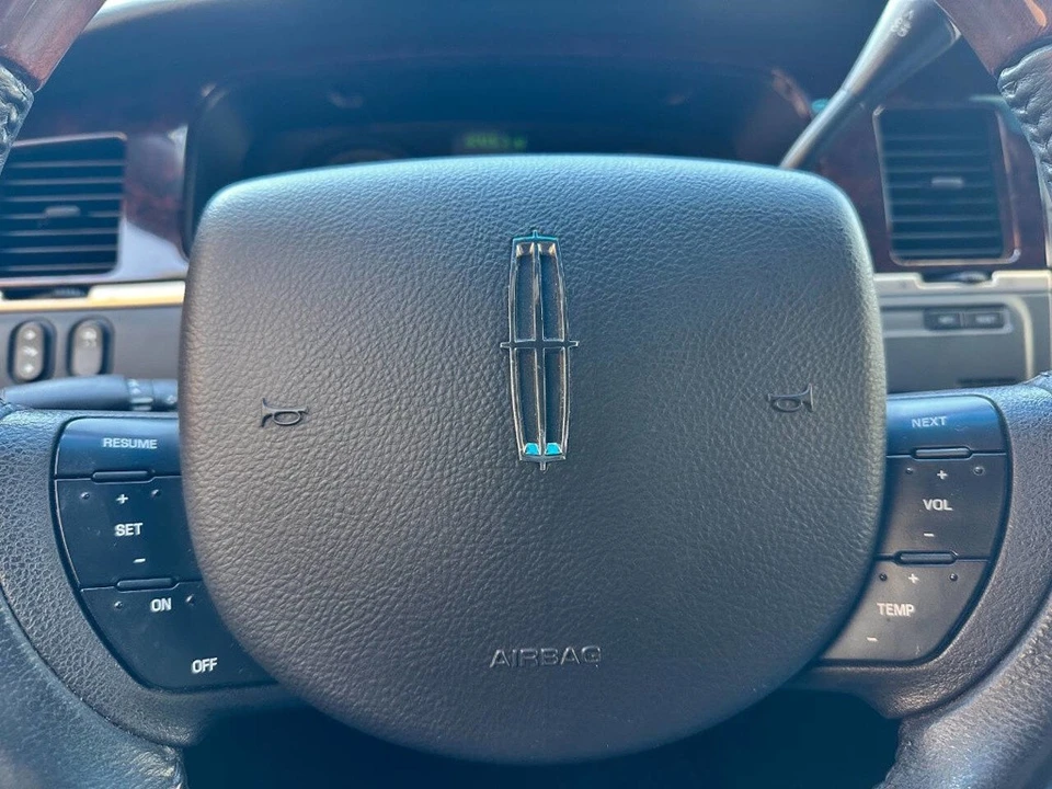 2011 Lincoln Town Car - Image 13 of 21