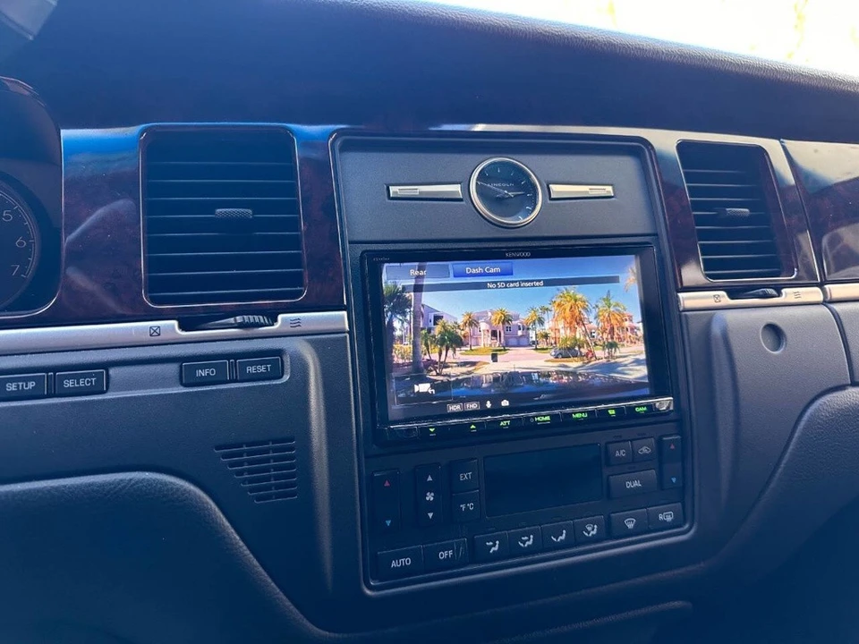 2011 Lincoln Town Car - Image 17 of 21