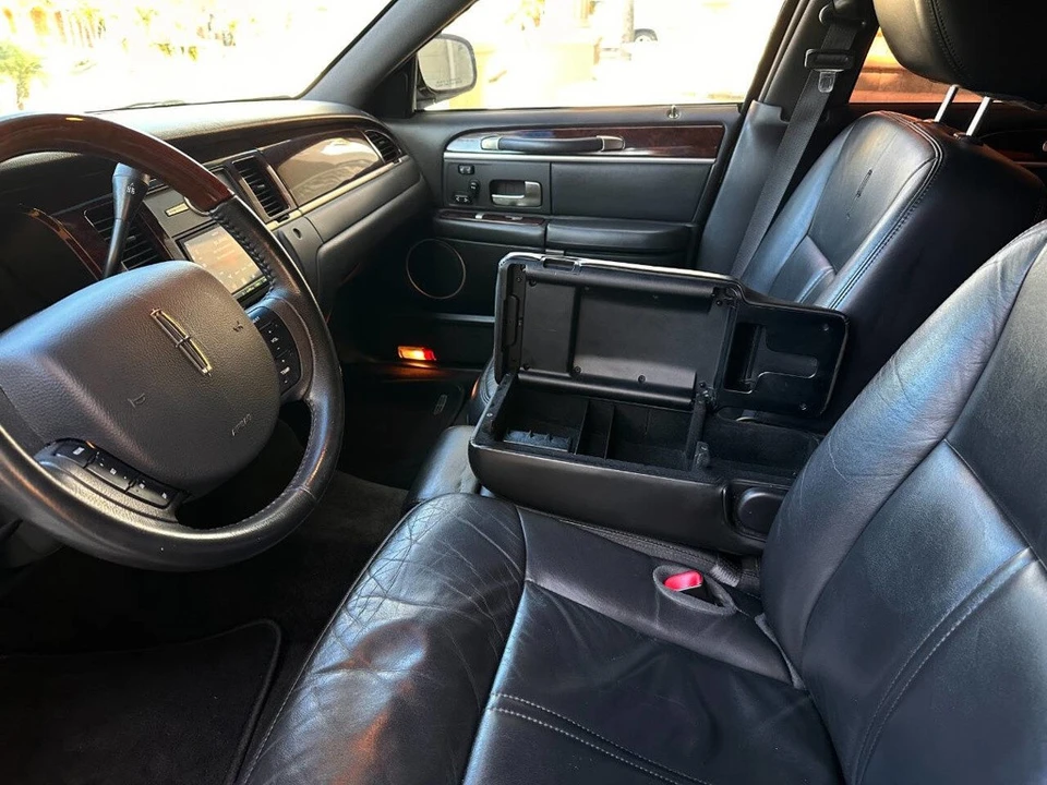 2011 Lincoln Town Car - Image 20 of 21