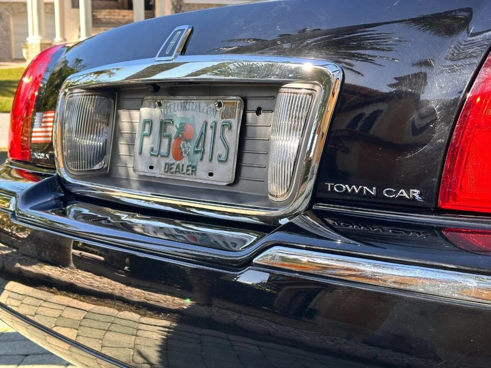 2011 Lincoln Town Car - Image 8 of 21