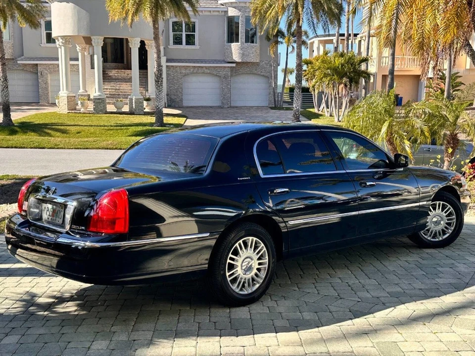 2011 Lincoln Town Car - Image 5 of 21