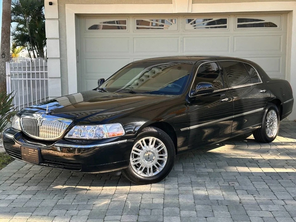 2011 Lincoln Town Car - Image 4 of 21