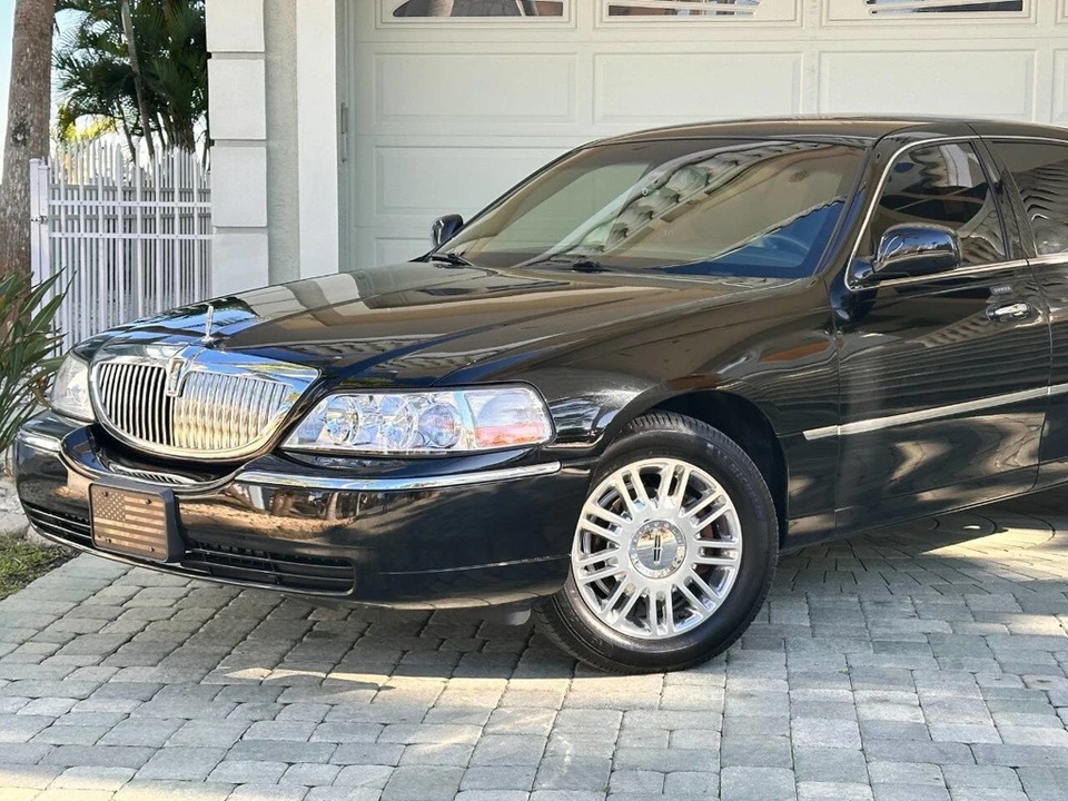 2011 Lincoln Town Car - Image 2 of 21