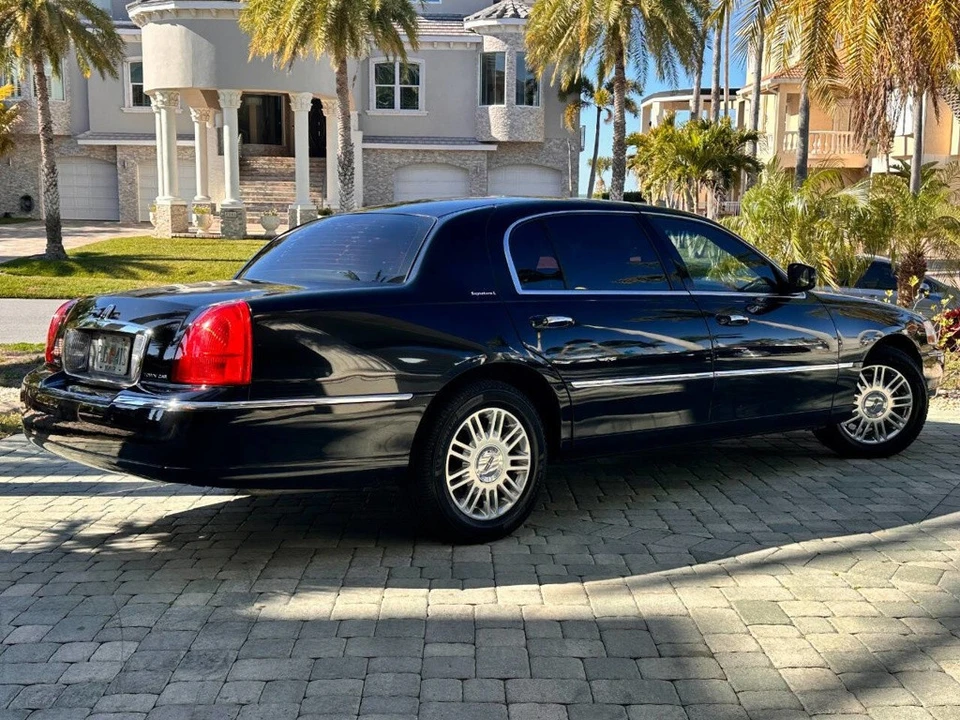 2011 Lincoln Town Car - Image 7 of 21