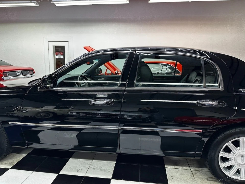 2011 Lincoln Town Car - Image 15 of 21