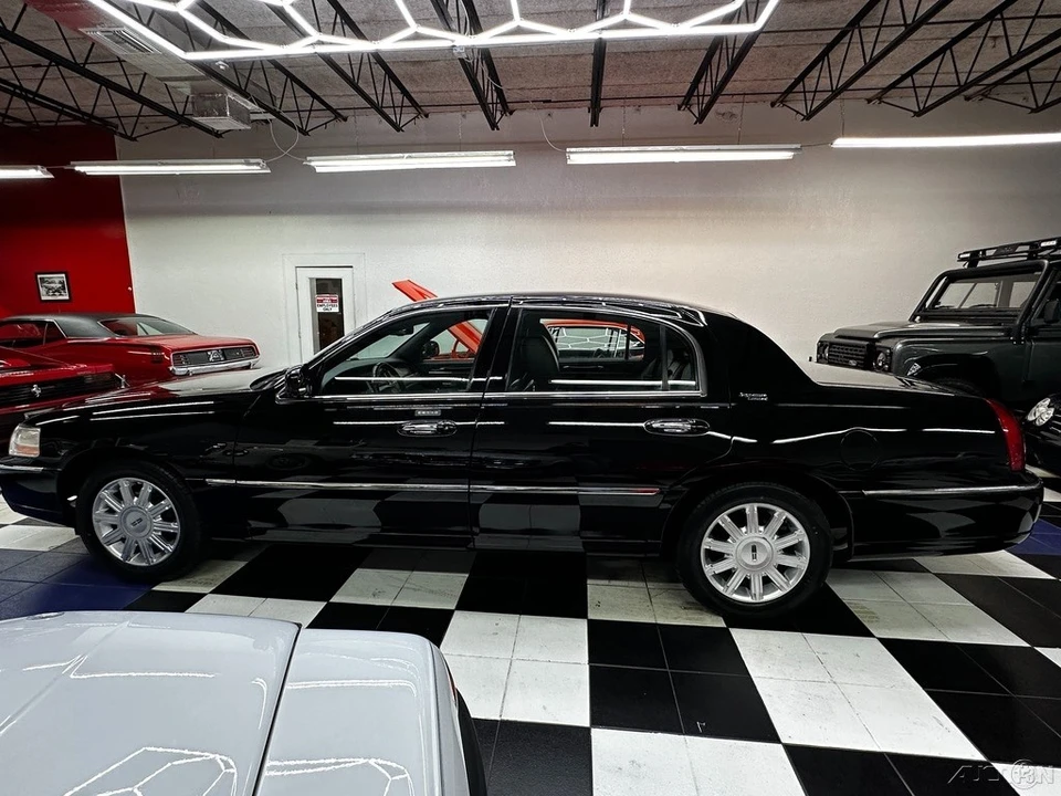 2011 Lincoln Town Car - Image 16 of 21