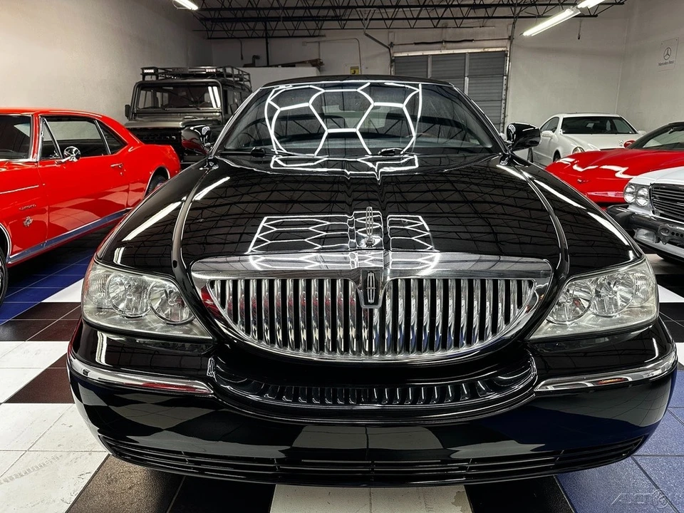 2011 Lincoln Town Car - Image 5 of 21