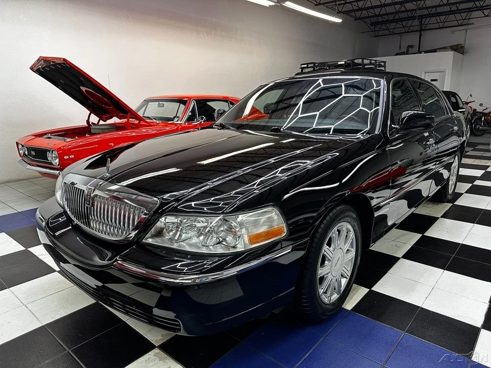 2011 Lincoln Town Car - Image 9 of 21