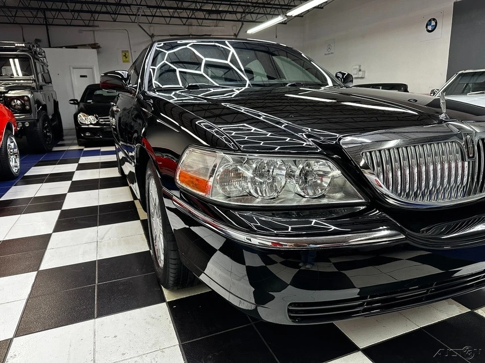2011 Lincoln Town Car - Image 3 of 21