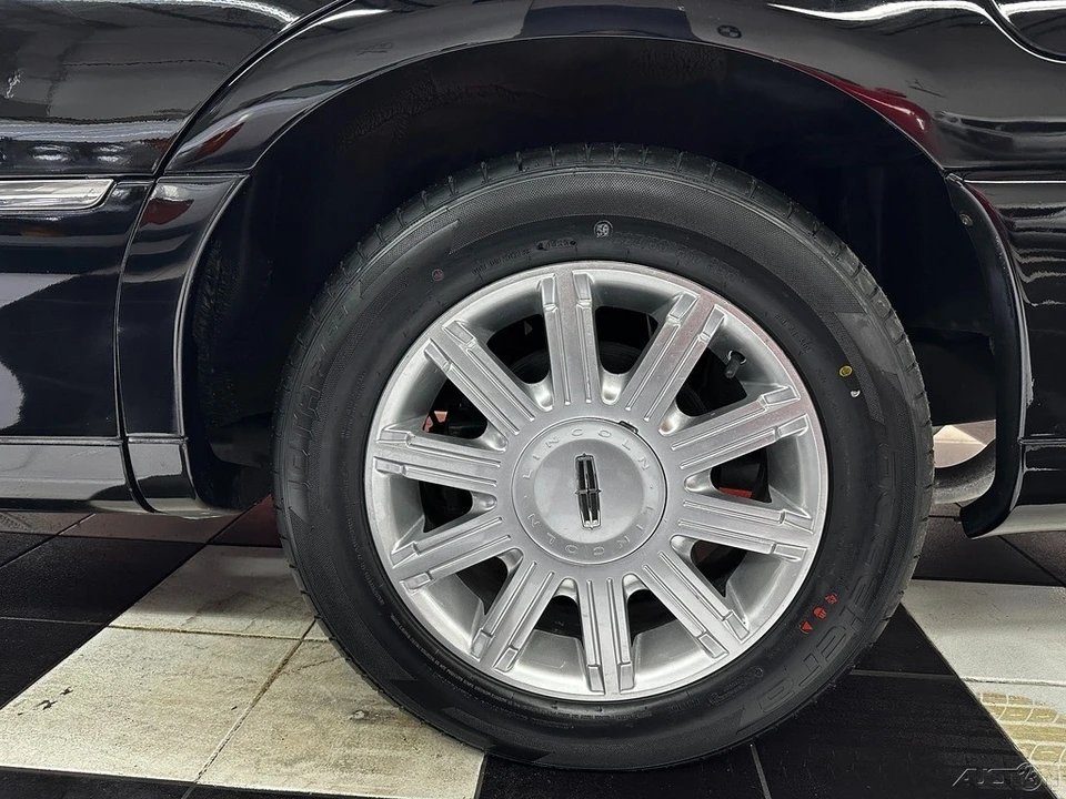 2011 Lincoln Town Car - Image 18 of 21