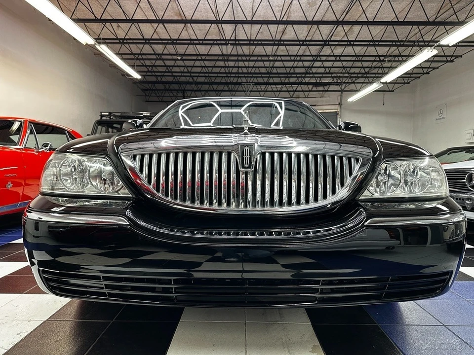 2011 Lincoln Town Car - Image 6 of 21