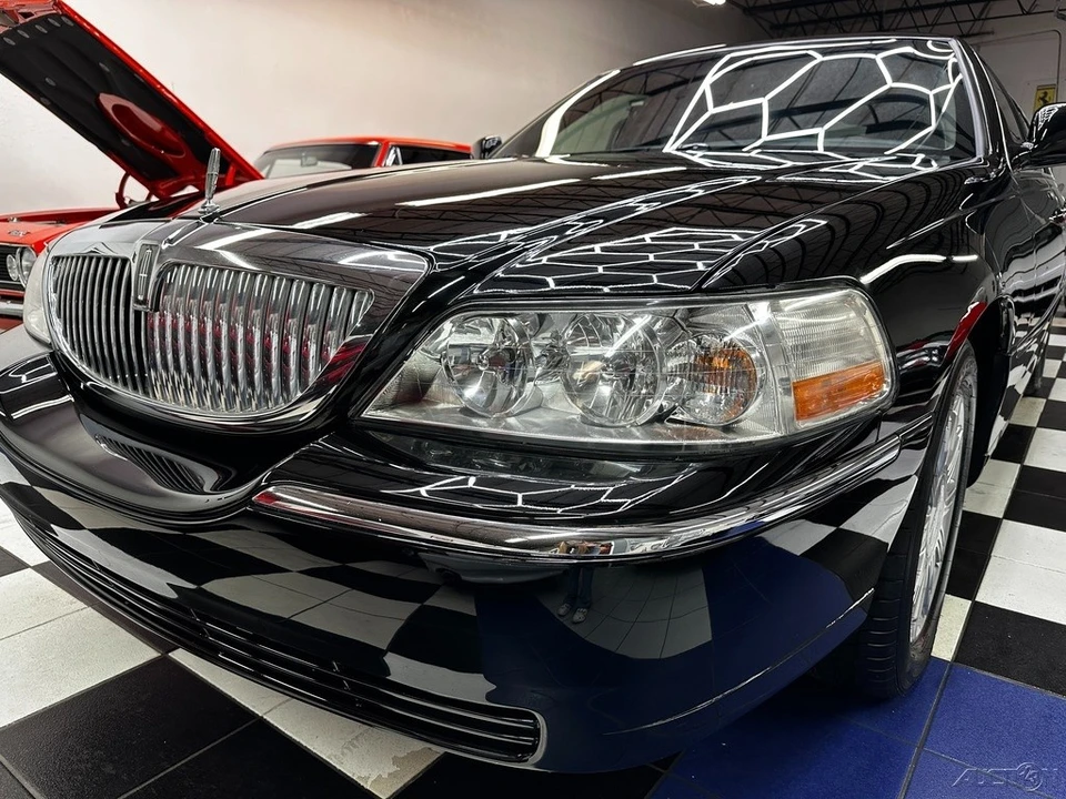 2011 Lincoln Town Car - Image 8 of 21