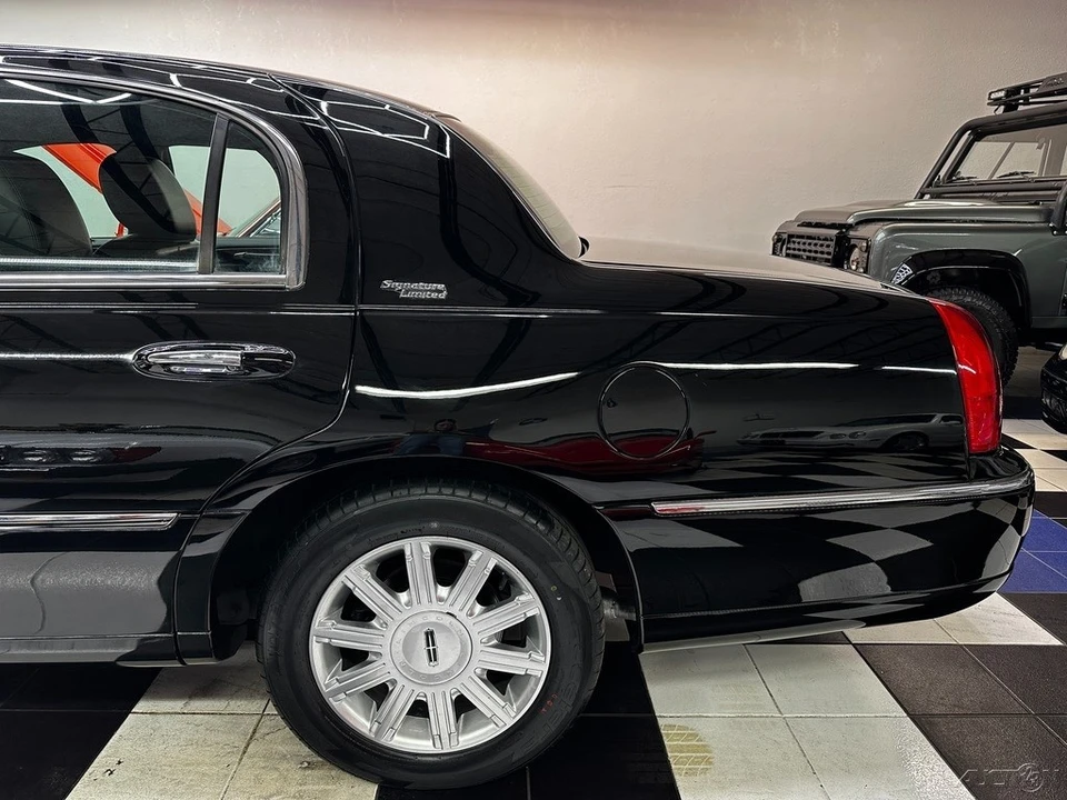 2011 Lincoln Town Car - Image 17 of 21