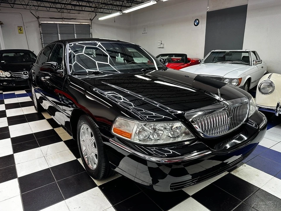 2011 Lincoln Town Car - Image 2 of 21