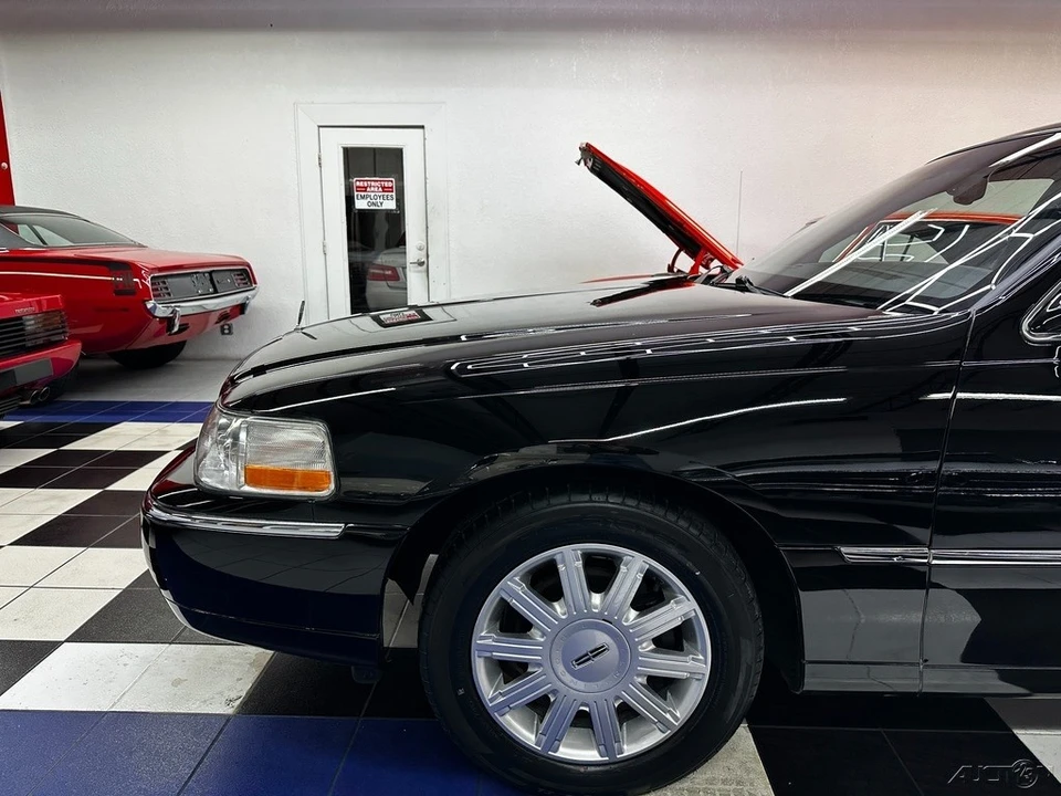 2011 Lincoln Town Car - Image 10 of 21