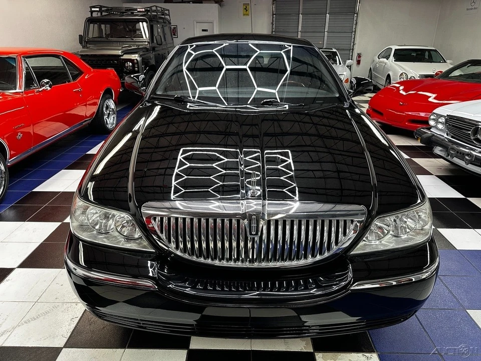 2011 Lincoln Town Car - Image 4 of 21