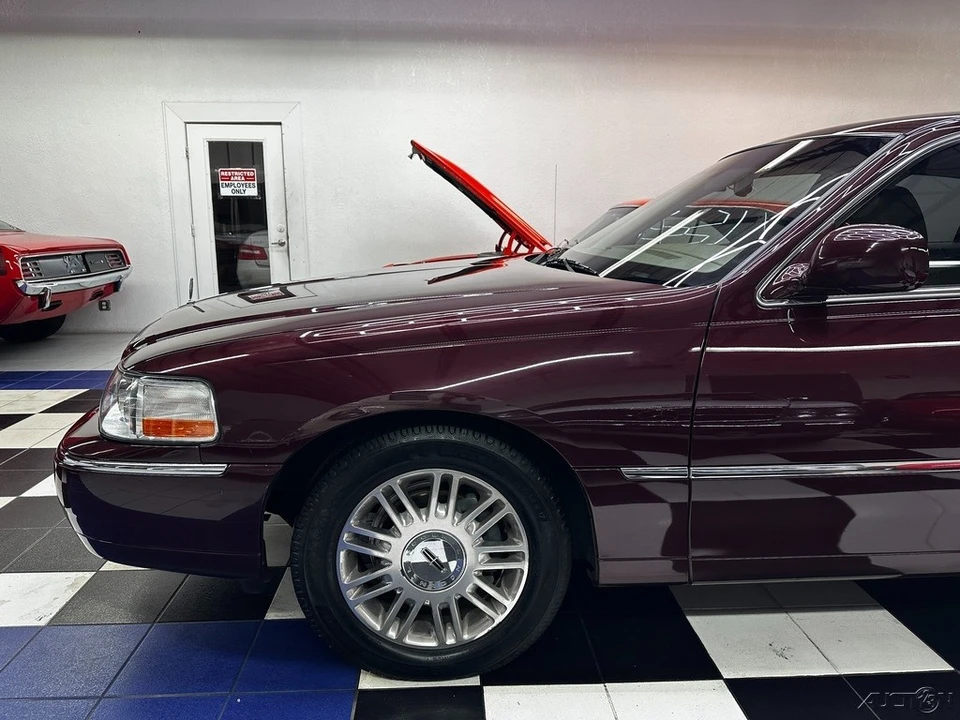 2011 Lincoln Town Car - Image 10 of 21