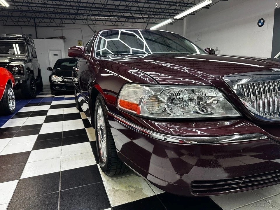 2011 Lincoln Town Car - Image 3 of 21