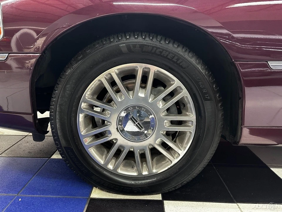 2011 Lincoln Town Car - Image 11 of 21